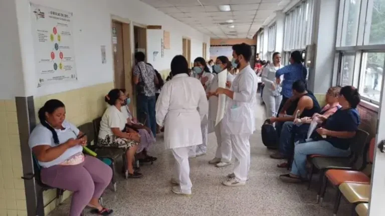 Médicos residentes anuncian asambleas por retraso en pago de salario beca 5 medicos residentes.jpg 1