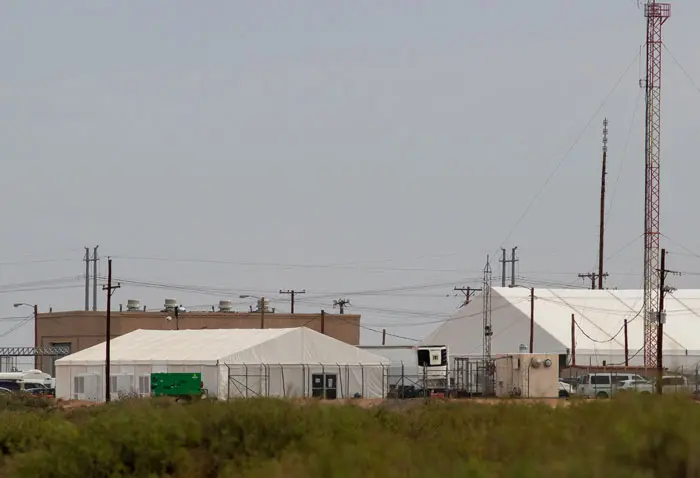 Brote de sarampión obliga a cerrar temporalmente centro de detención en El Paso 2 migrantes.jpg 1