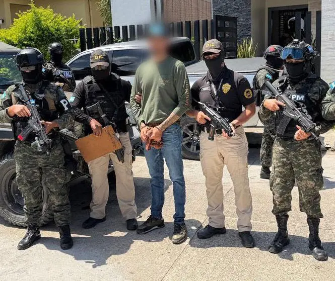 ¡Golpe al narco en La Ceiba! Capturan líder de banda ligada a 2.8 toneladas de cocaína 1 vallecillo.jpg